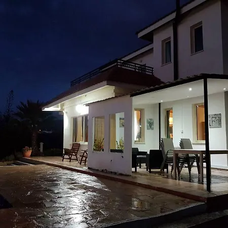 Sea Caves Villa *